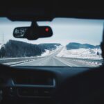 Jazda samochodem zimą: Czego unikać dla większego bezpieczeństwa na drodze