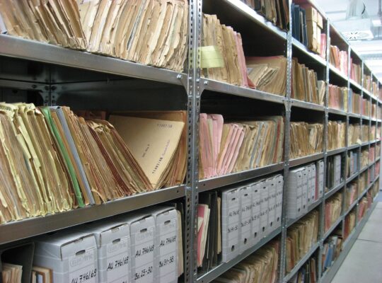 Pudła archiwizacyjne: organizacja dokumentów w biurze